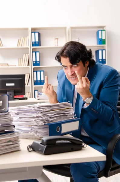 Jung hübsch beschäftigt mitarbeiter sitzen im büro — Stockfoto