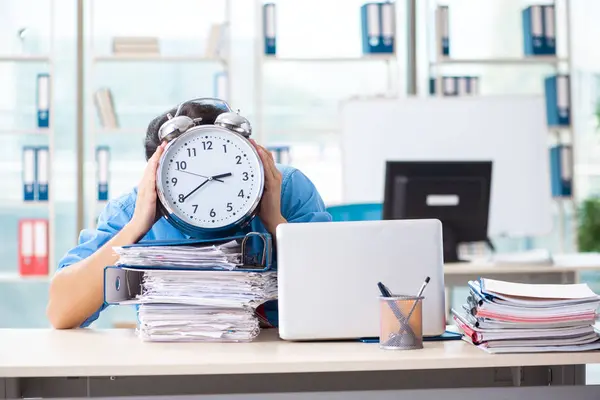 Bel homme d'affaires mécontent du travail excessif dans le bureau — Photo