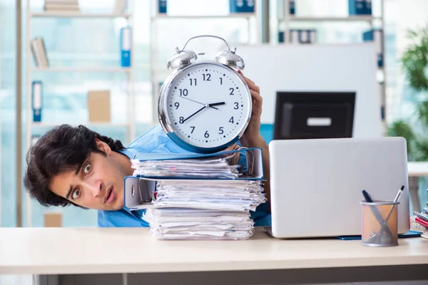 Schöner Geschäftsmann unzufrieden mit exzessiver Arbeit im Büro — Stockfoto