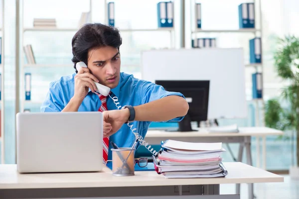 Hombre de negocios guapo descontento con el trabajo excesivo en la oficina — Foto de Stock