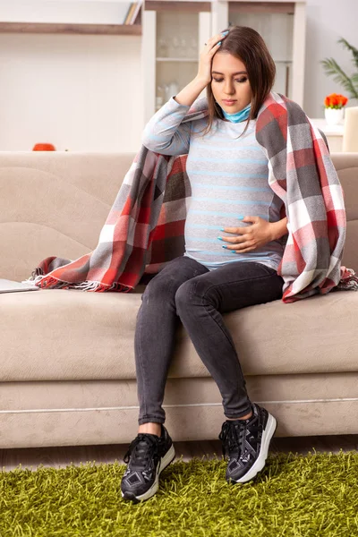 Chora kobieta w ciąży cierpiąca w domu — Zdjęcie stockowe