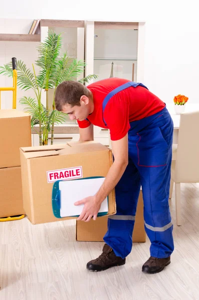 Jeune entrepreneur avec des boîtes travaillant à l'intérieur — Photo