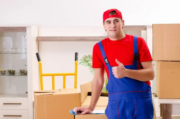 Jovem empreiteiro com caixas de trabalho dentro de casa — Fotografia de Stock