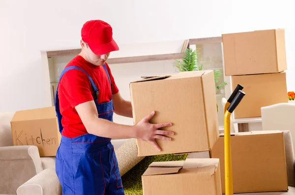 Jovem empreiteiro com caixas de trabalho dentro de casa — Fotografia de Stock