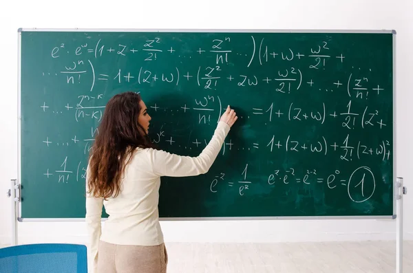 年轻的女数学老师在黑板前 — 图库照片