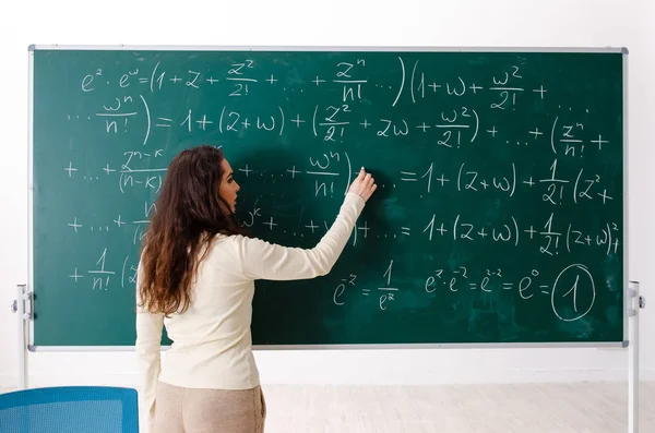 Junge Mathelehrerin vor der Tafel — Stockfoto