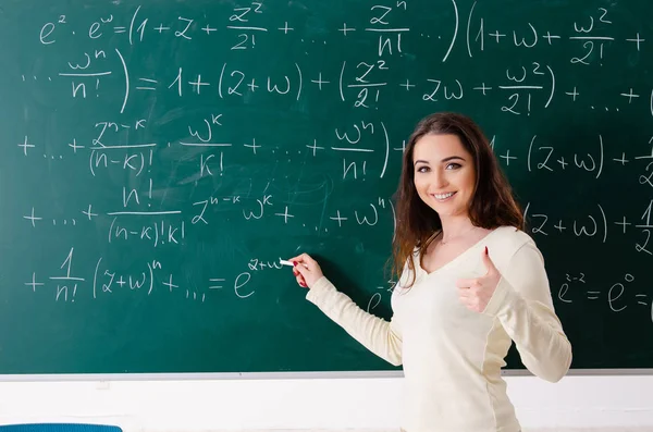 Giovane insegnante di matematica femminile davanti alla lavagna — Foto Stock