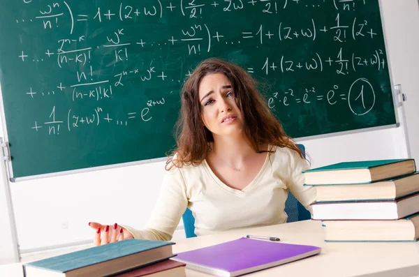 Jovem professora de matemática feminina na frente do quadro — Fotografia de Stock