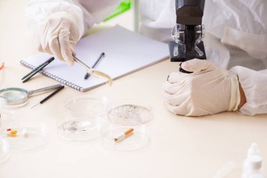 Laboratuarda çalışan genç uzman kriminoloji uzmanı 