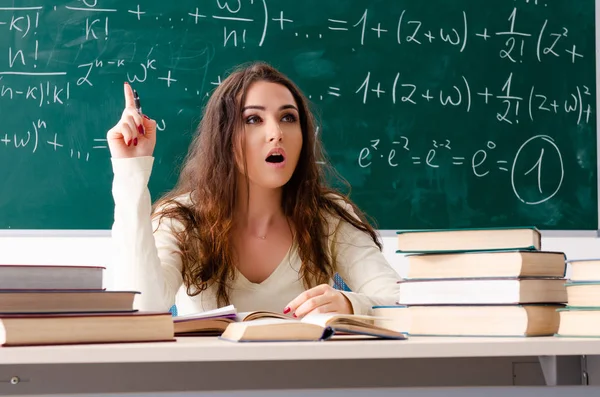 Jovem professora de matemática feminina na frente do quadro — Fotografia de Stock