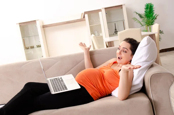 Mujer embarazada joven que trabaja en casa —  Fotos de Stock