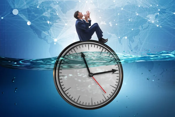 Бизнесмен в концепции управления сроками и временем — стоковое фото