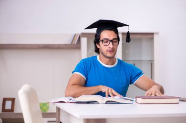 Evde Genç yakışıklı öğrenci 