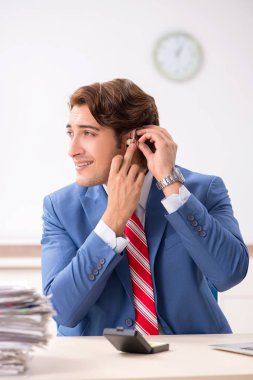 Sağır çalışan işitme cihazı kullanma office