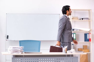 Genç yakışıklı işadamı ofiste. 