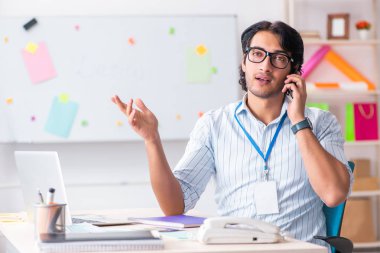 Ofiste çalışan genç yakışıklı erkek tasarımcı 