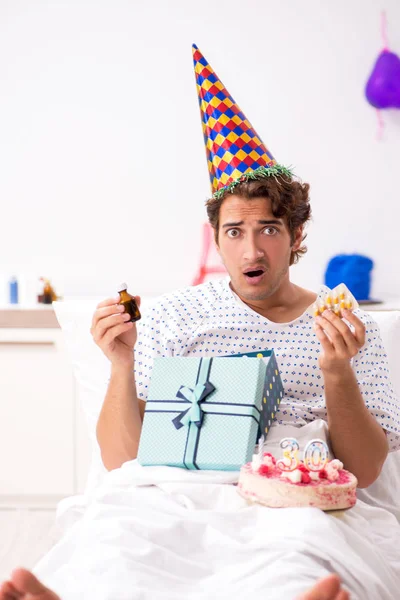 Junger Mann feiert Geburtstag im Krankenhaus — Stockfoto