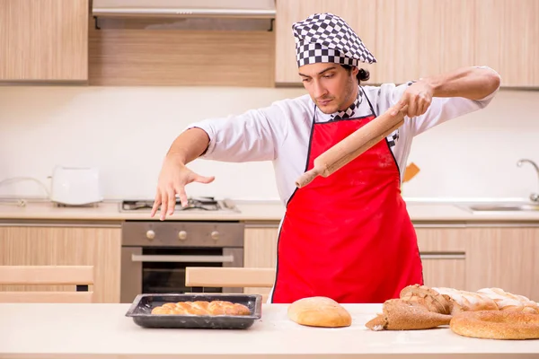 Joven panadero trabajando en la cocina — Foto de Stock