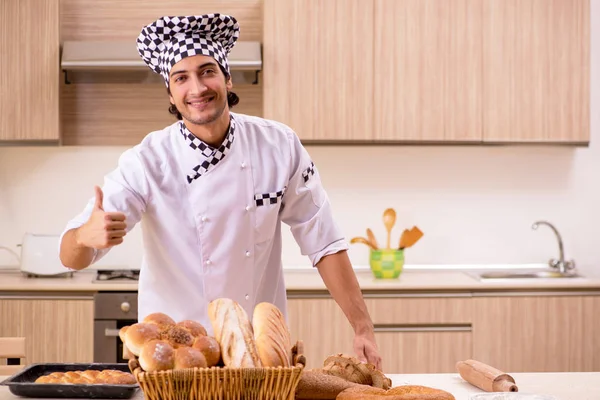 Joven panadero trabajando en la cocina —  Fotos de Stock