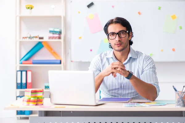 Joven diseñador masculino guapo trabajando en la oficina —  Fotos de Stock