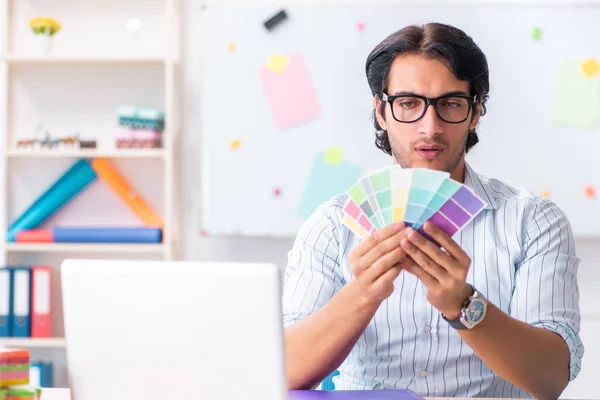 Joven diseñador masculino guapo trabajando en la oficina —  Fotos de Stock