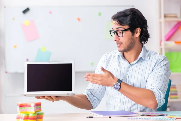 Joven diseñador masculino guapo trabajando en la oficina — Foto de Stock