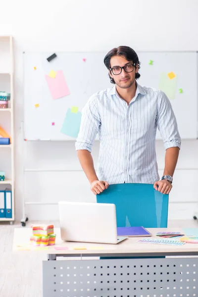 Joven diseñador masculino guapo trabajando en la oficina — Foto de Stock