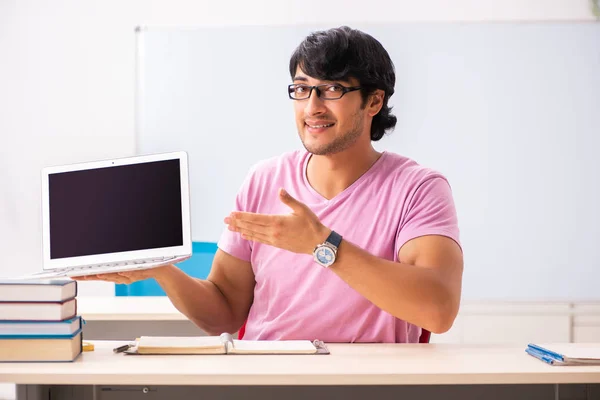 Joven estudiante masculino sentado en la clase —  Fotos de Stock