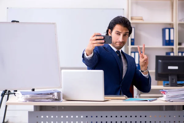 Joven hombre de negocios guapo trabajando en la oficina — Foto de Stock