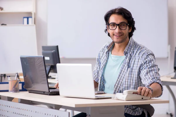 Es especialista que trabaja en la oficina — Foto de Stock