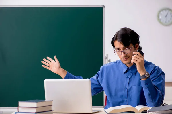 Jovem professor na frente do quadro — Fotografia de Stock