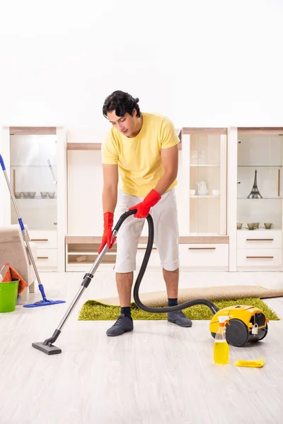 Jovem homem bonito fazendo tarefas domésticas — Fotografia de Stock