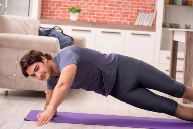 Yakışıklı delikanlı spor egzersizleri evde yapıyor 