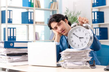 Genç yakışıklı erkek işçi ile çok fazla iş ofiste  