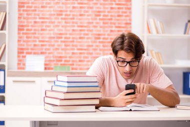 Üniversite sınavlarına hazırlanan genç bir öğrenci.