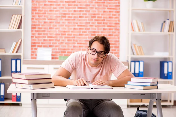 Jovem estudante se preparando para exames universitários — Fotografia de Stock