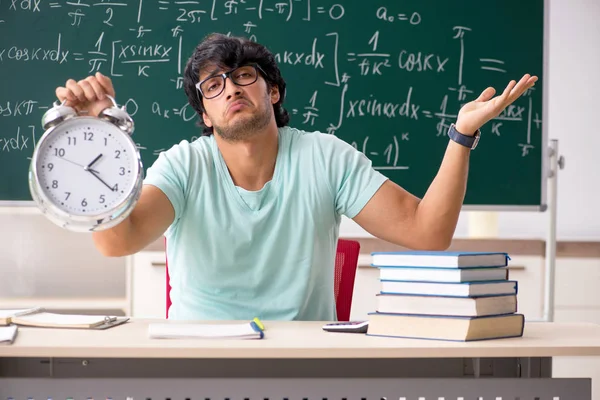 Jovem estudante do sexo masculino matemático na frente do quadro — Fotografia de Stock