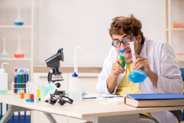 Deneyler ve testler yapan çılgın bir kimyager.