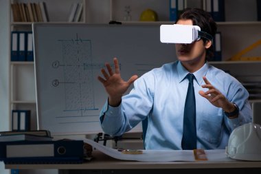 Genç erkek mimar çalışma gece ofisinde 