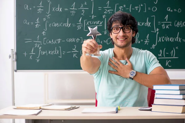 Ung manlig student matematiker framför svarta tavlan — Stockfoto