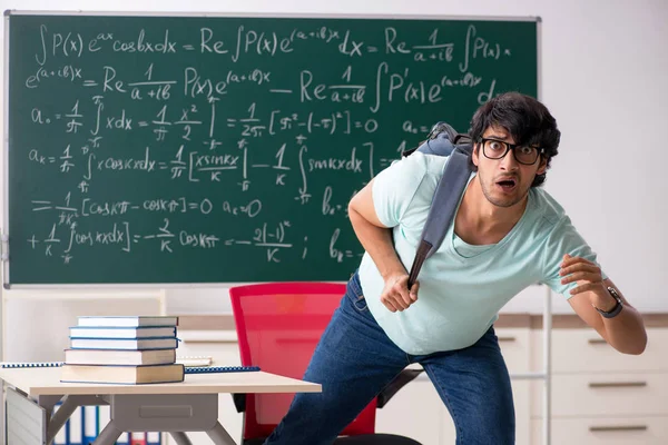 Joven matemático estudiante masculino frente a pizarra — Foto de Stock