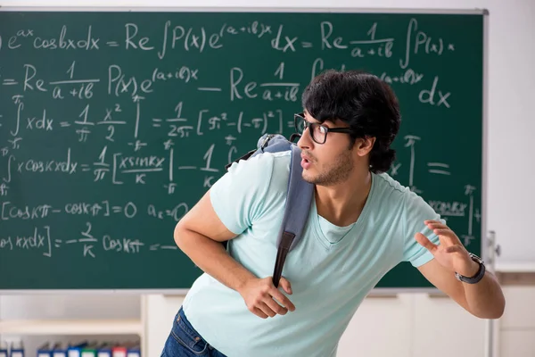 Jovem estudante do sexo masculino matemático na frente do quadro — Fotografia de Stock