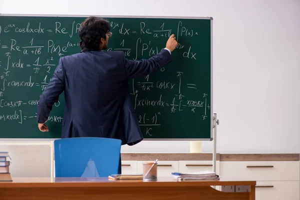 年轻的男数学老师在教室里 — 图库照片