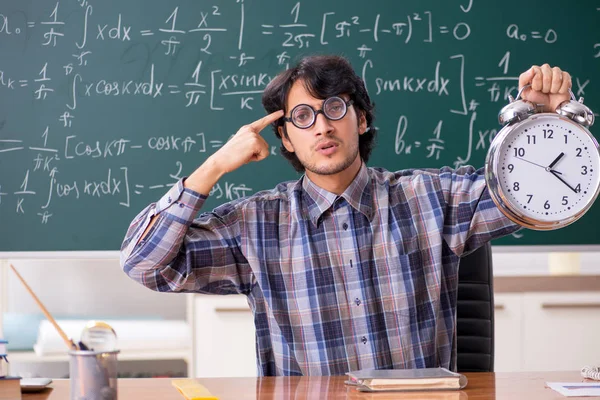 Αστείο αρσενικό μαθηματικά δάσκαλος στην τάξη — Φωτογραφία Αρχείου