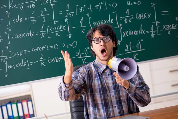 Смешной учитель математики в классе — стоковое фото