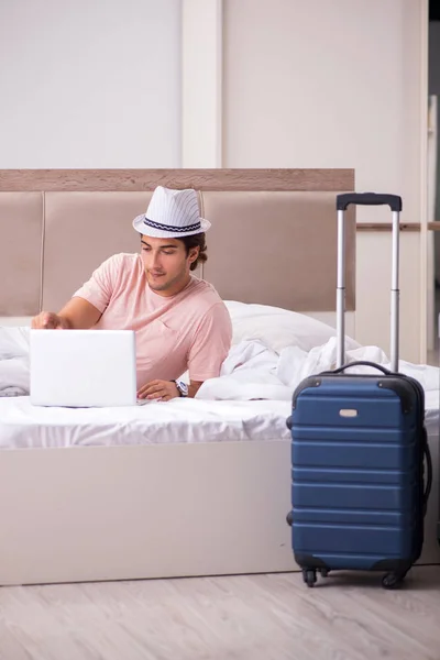 여행을 위한 기다리는 침실에서 가방을 가진 남자 — 스톡 사진
