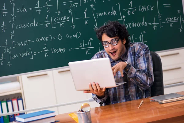 Engraçado professor de matemática masculino na sala de aula — Fotografia de Stock