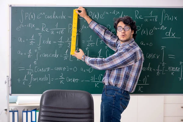 Divertente insegnante di matematica maschile in classe — Foto Stock