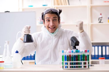 Laboratuvarda çalışan yakışıklı bir kimyager. 