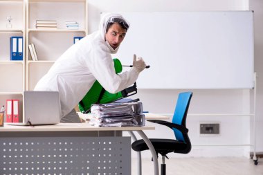 Profesyonel müteahhit ilaçlama ofisinde yapıyor 